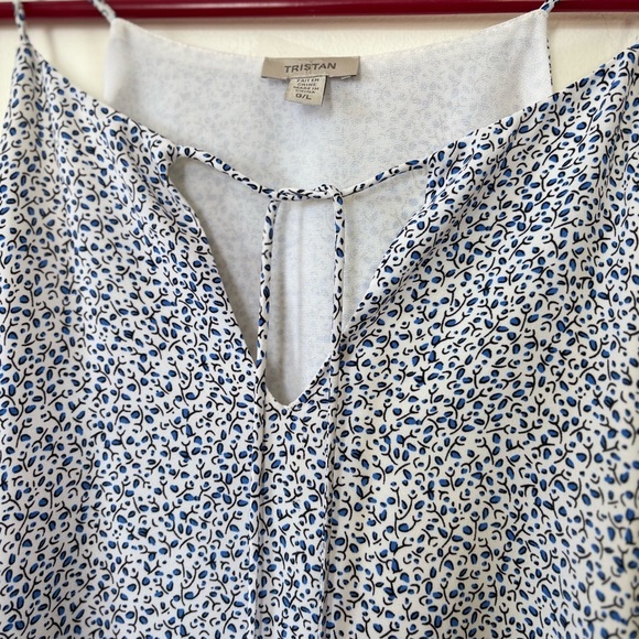 🎉4/30$🎉 Tristan Blue and White Asymmetrical Camisole with Tie Front 💙 - Picture 2 of 3